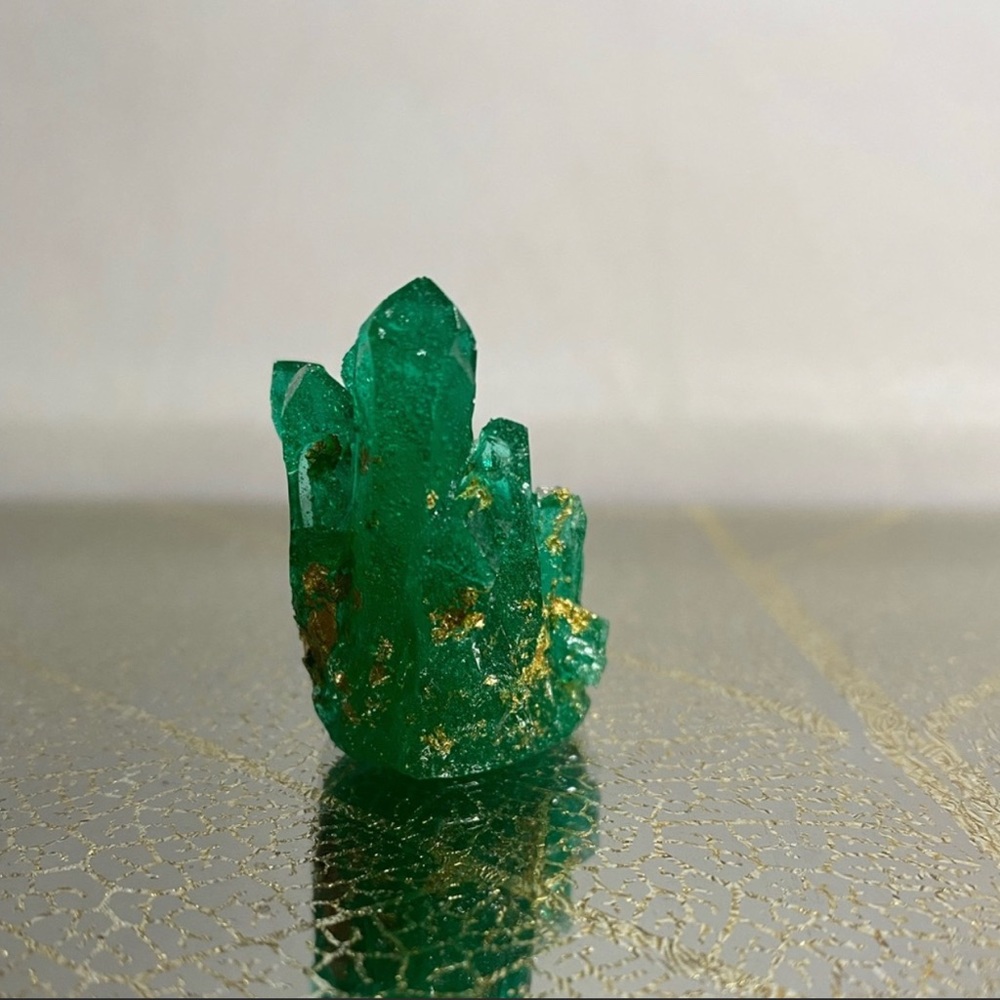 House decoration ~ Green crystal cluster with gold flakes inside 💚 - Picture 12 of 16